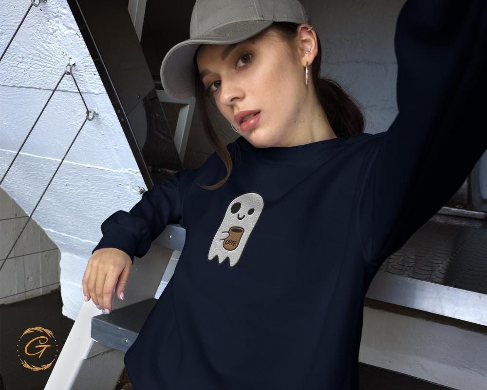 Halloween Sweatshirt, Cute Embroidery Ghost with Coffee Mug Graphic Sweatshirt Pullover Cozy Casual Long-Sleeve Warm-Up Top Ghost Lover Gift