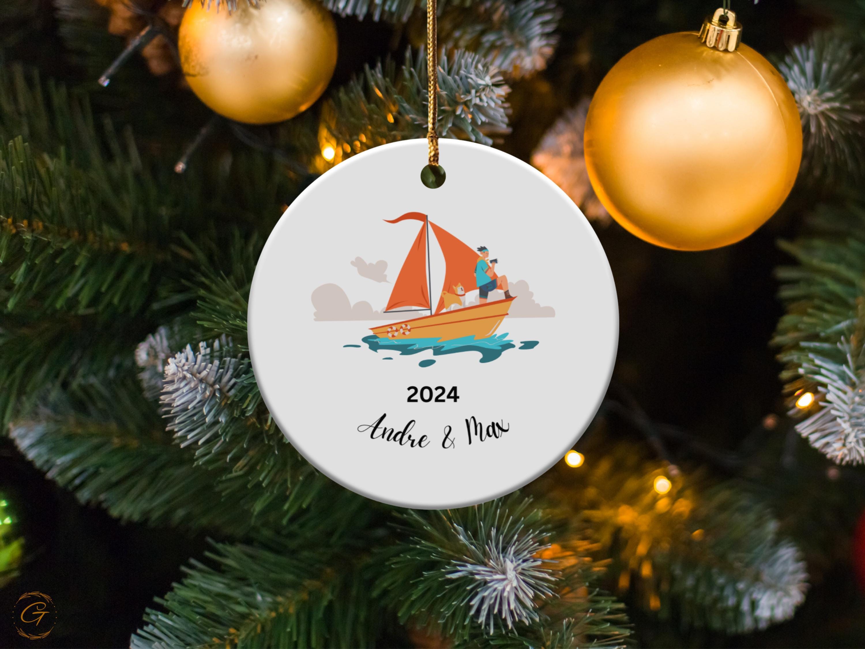 Personalized Sailing Boat Ornament 2024, Couple and Dog, Customizable Christmas Tree Decorations, Unique Gift for Sailors, Holiday Keepsakes